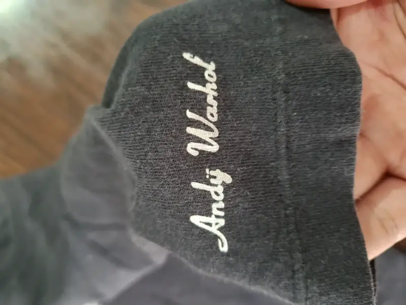 Polera negra Uniqlo x Andy Warhol con diseño de sopa Campbell - 5