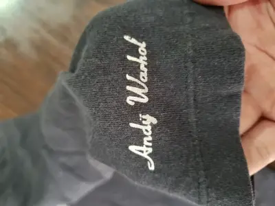Polera negra Uniqlo x Andy Warhol con diseño de sopa Campbell - miniatura 5