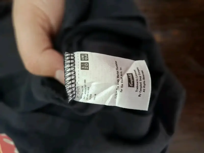 Polera negra Uniqlo x Andy Warhol con diseño de sopa Campbell - 6