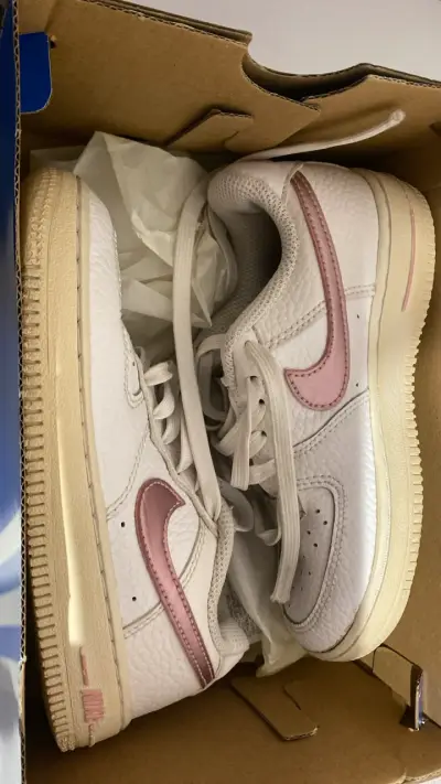 Zapatillas deportivas blancas con logo rosa para niños - miniatura 1