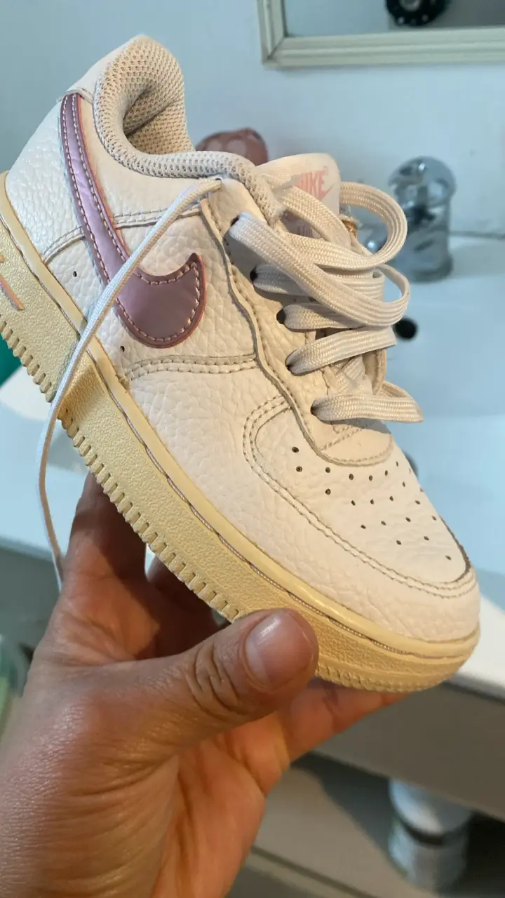 Zapatillas deportivas blancas con logo rosa para niños - 2
