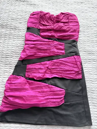 Vestido strapless bicolor fucsia y negro - miniatura 1