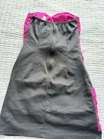 Vestido strapless bicolor fucsia y negro - miniatura 2