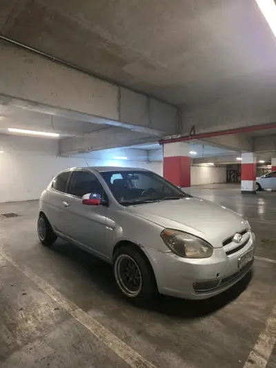 Auto Hyundai plateado en buen estado - miniatura 2