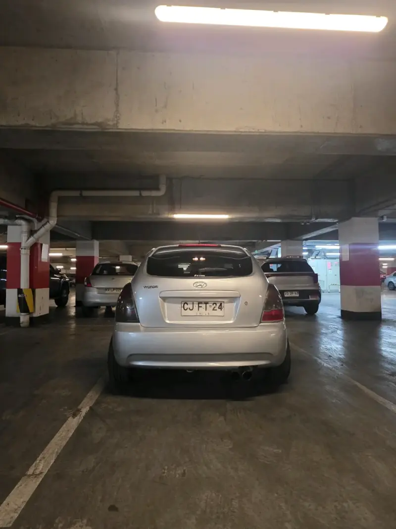 Auto Hyundai plateado en buen estado - 3