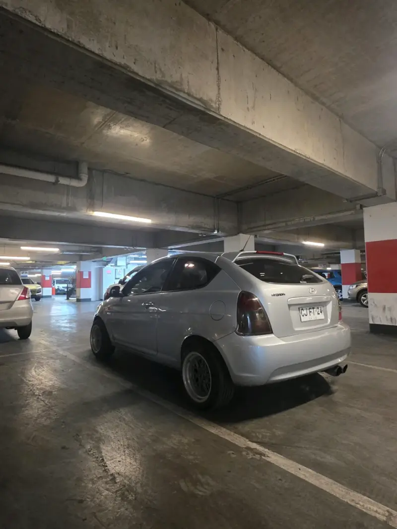 Auto Hyundai plateado en buen estado - 4