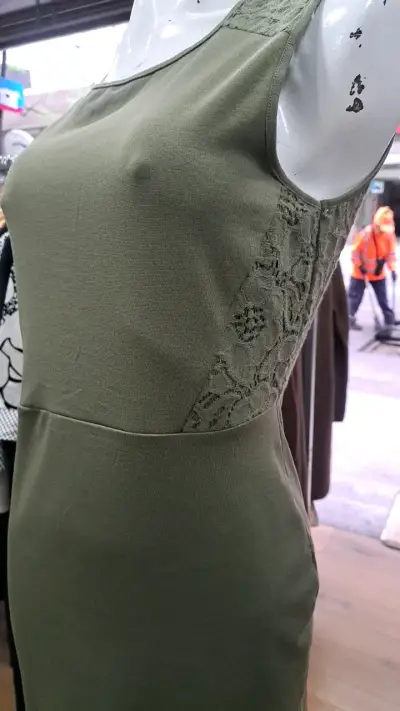 Vestido verde oliva con encaje para mujer - miniatura 2