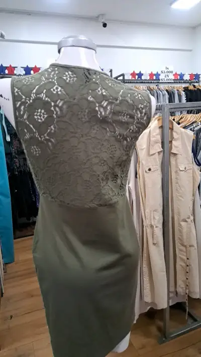 Vestido verde oliva con encaje para mujer - miniatura 3