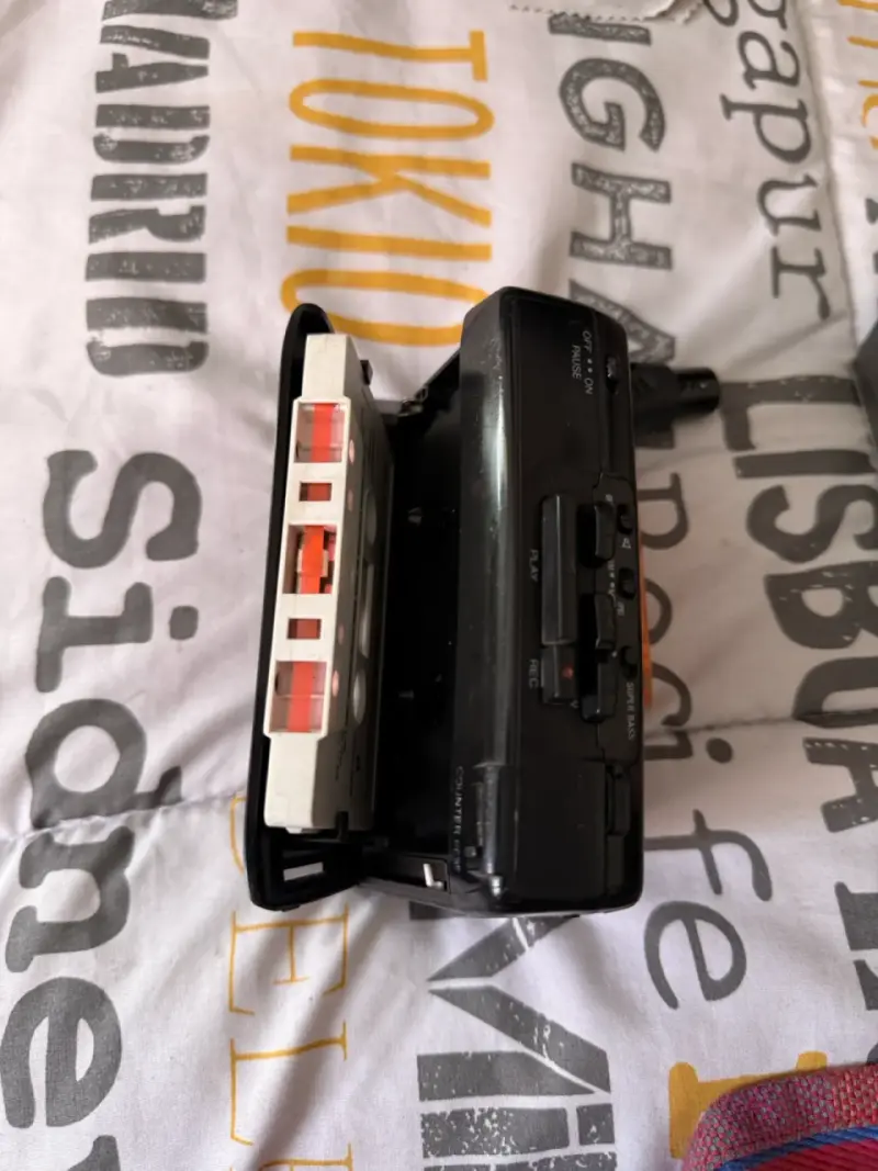 Grabadora Portátil Aiwa con Radio AM/FM - 2