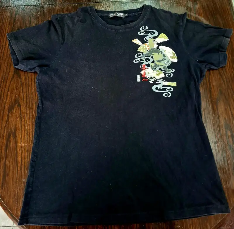 Polera negra con diseño oriental Big Train - 1