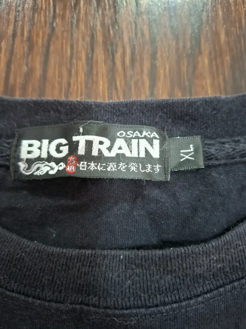 Polera negra con diseño oriental Big Train - 3