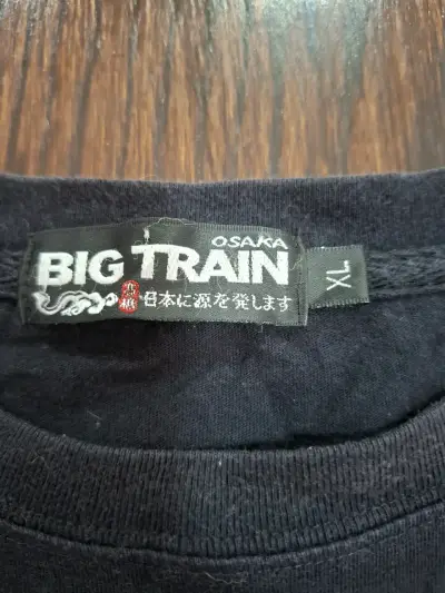 Polera negra con diseño oriental Big Train - miniatura 3