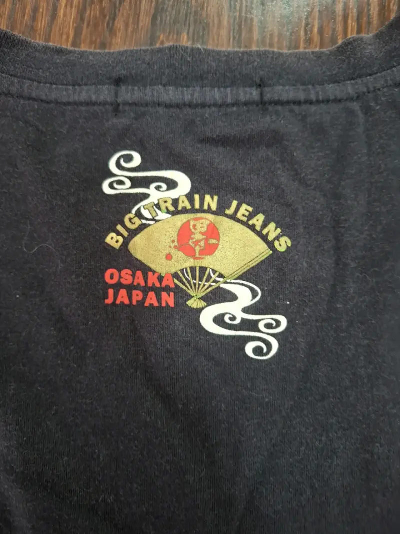 Polera negra con diseño oriental Big Train - 5