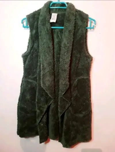 Chaleco sin mangas de felpa verde - miniatura 1