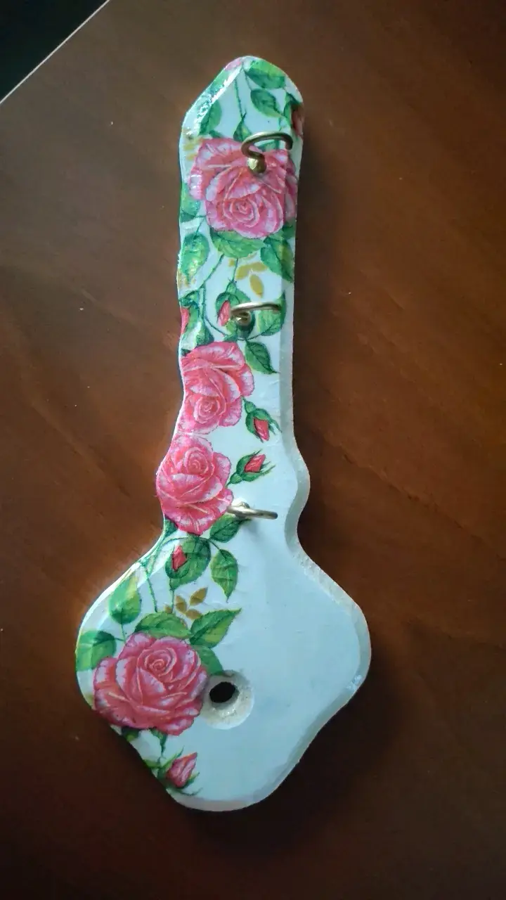 Colgador de llaves decorativo con rosas - 1
