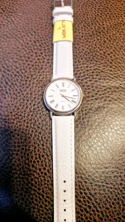 Reloj Guess de mujer con correa blanca - miniatura 2