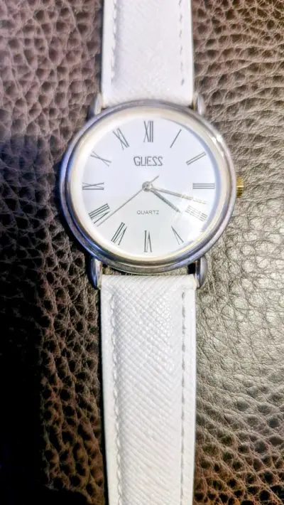 Reloj Guess de mujer con correa blanca - miniatura 3