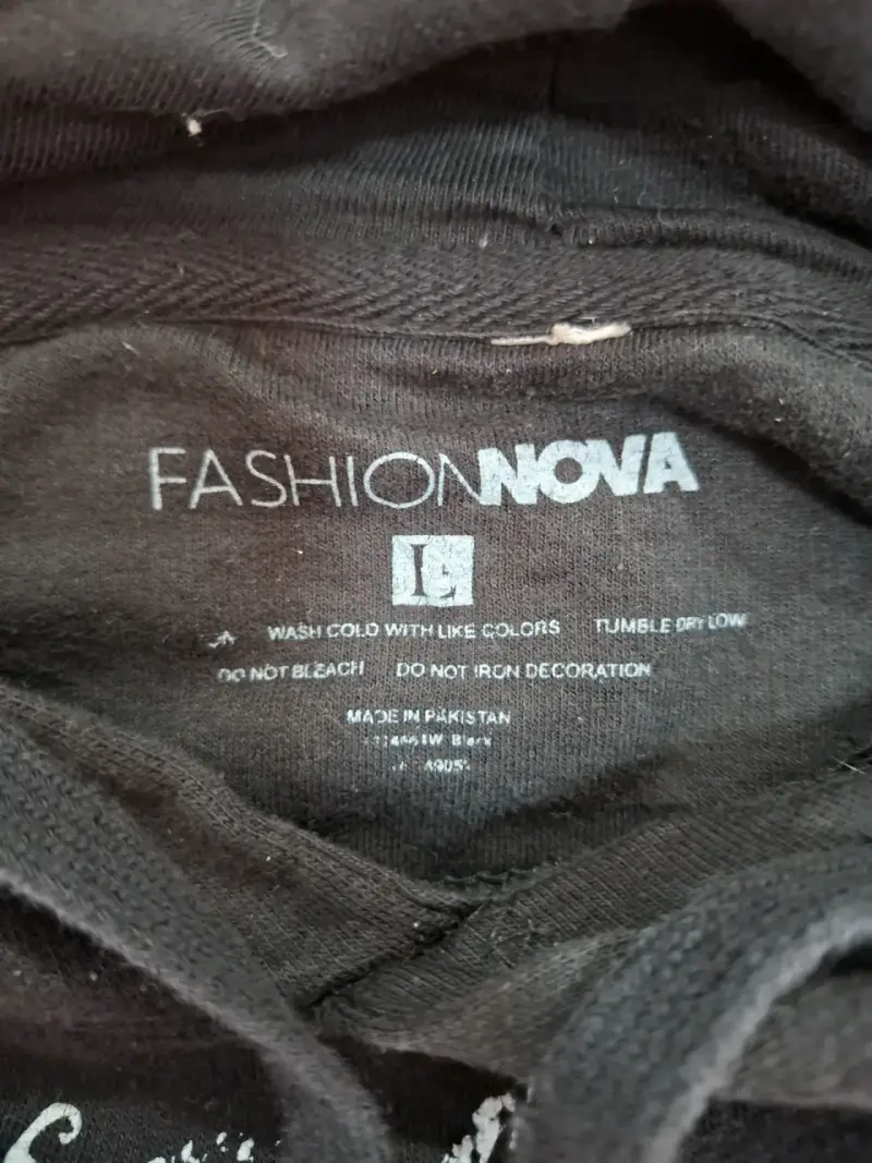 Polerón con capucha negro Fashion Nova Trust No One - 3
