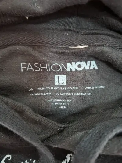 Polerón con capucha negro Fashion Nova Trust No One - miniatura 3