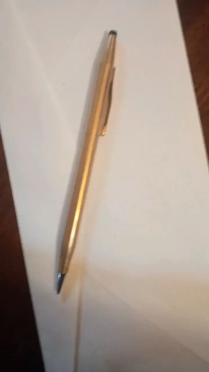 Bolígrafo metálico dorado elegante
