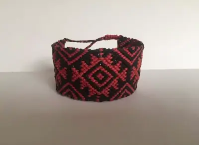 Pulsera macramé roja y negra - miniatura 2