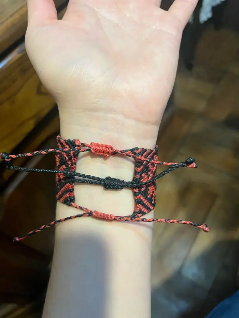 Pulsera macramé roja y negra - 3