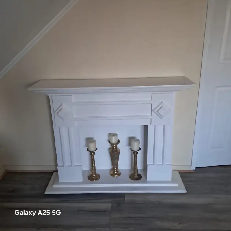 Chimenea decorativa blanca de madera
