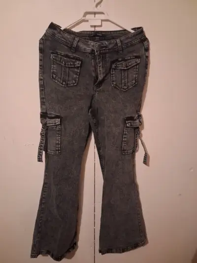 Jeans acampanados de mezclilla gris para mujer - miniatura 1
