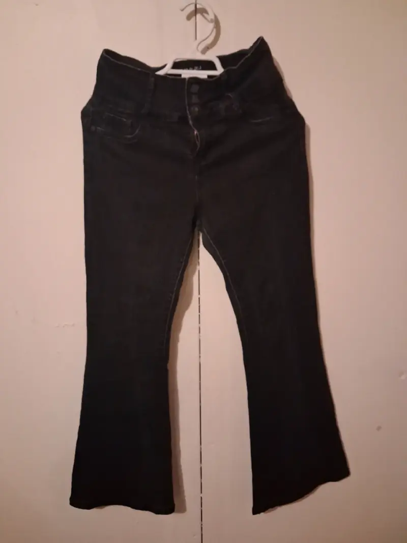 Jeans acampanados de mezclilla gris para mujer - 2