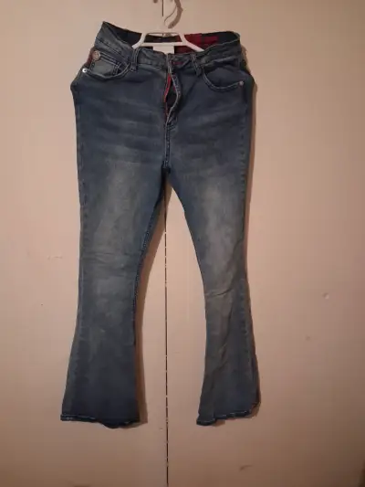 Jeans acampanados de mezclilla gris para mujer - miniatura 3
