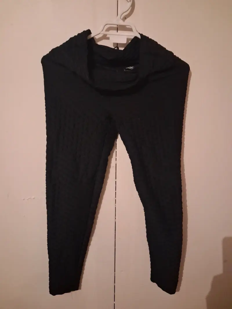 Jeans acampanados de mezclilla gris para mujer - 4