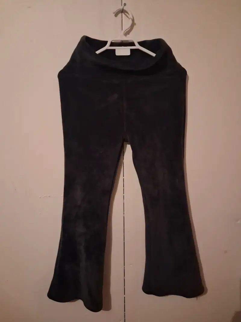 Jeans acampanados de mezclilla gris para mujer - 5