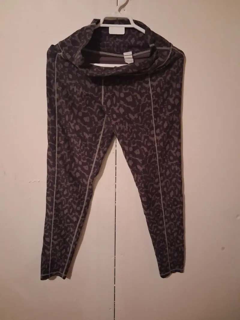 Jeans acampanados de mezclilla gris para mujer - 6