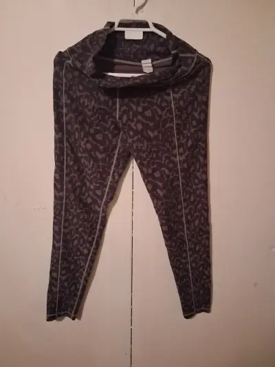 Jeans acampanados de mezclilla gris para mujer - miniatura 6