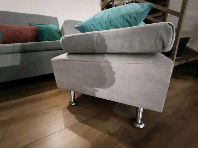 Sofá gris con cojines decorativos - 2
