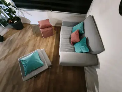 Sofá gris con cojines decorativos - miniatura 4