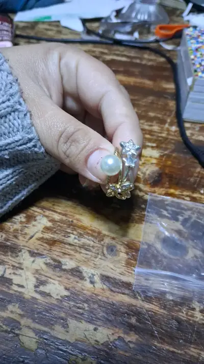 Anillo de oro con perla y estrellas - miniatura 1