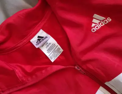 Chaqueta deportiva Adidas roja y negra - miniatura 2