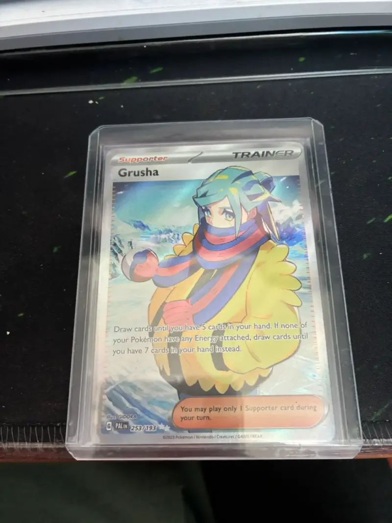 Carta Pokémon Grusha Entrenador Holo