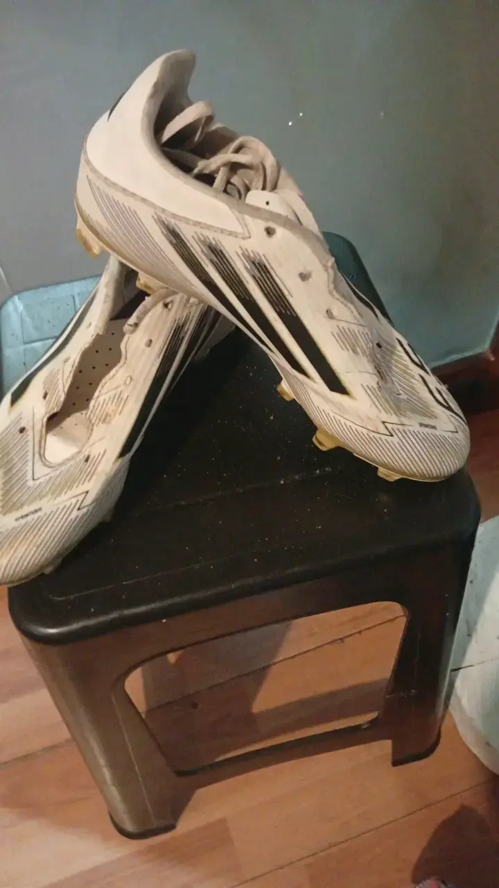 Zapatillas de fútbol blancas con diseño moderno