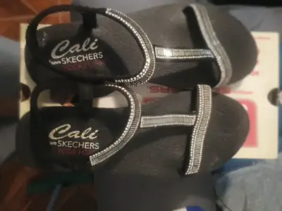 Sandalias negras Skechers Cali con detalles brillantes - miniatura 1