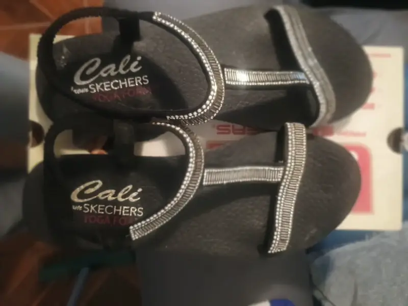 Sandalias negras Skechers Cali con detalles brillantes - 2