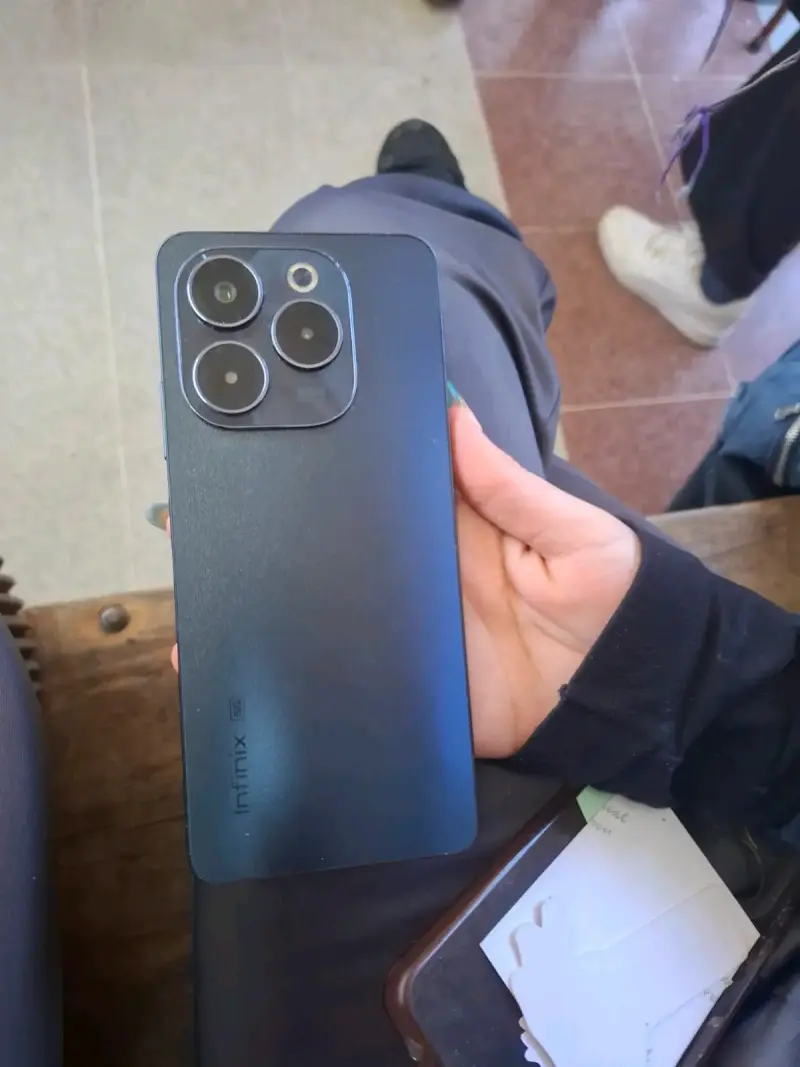 Teléfono Infinix con pantalla dañada - 1