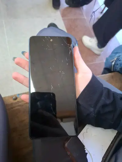 Teléfono Infinix con pantalla dañada - miniatura 2