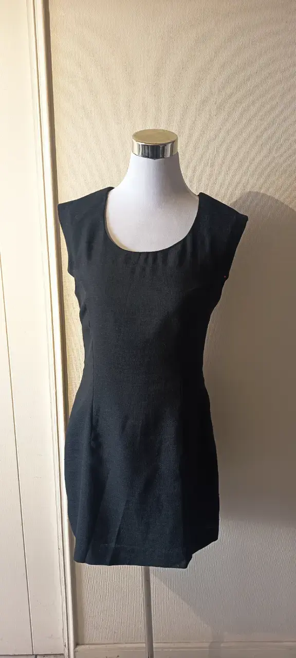 Vestido negro elegante para mujer