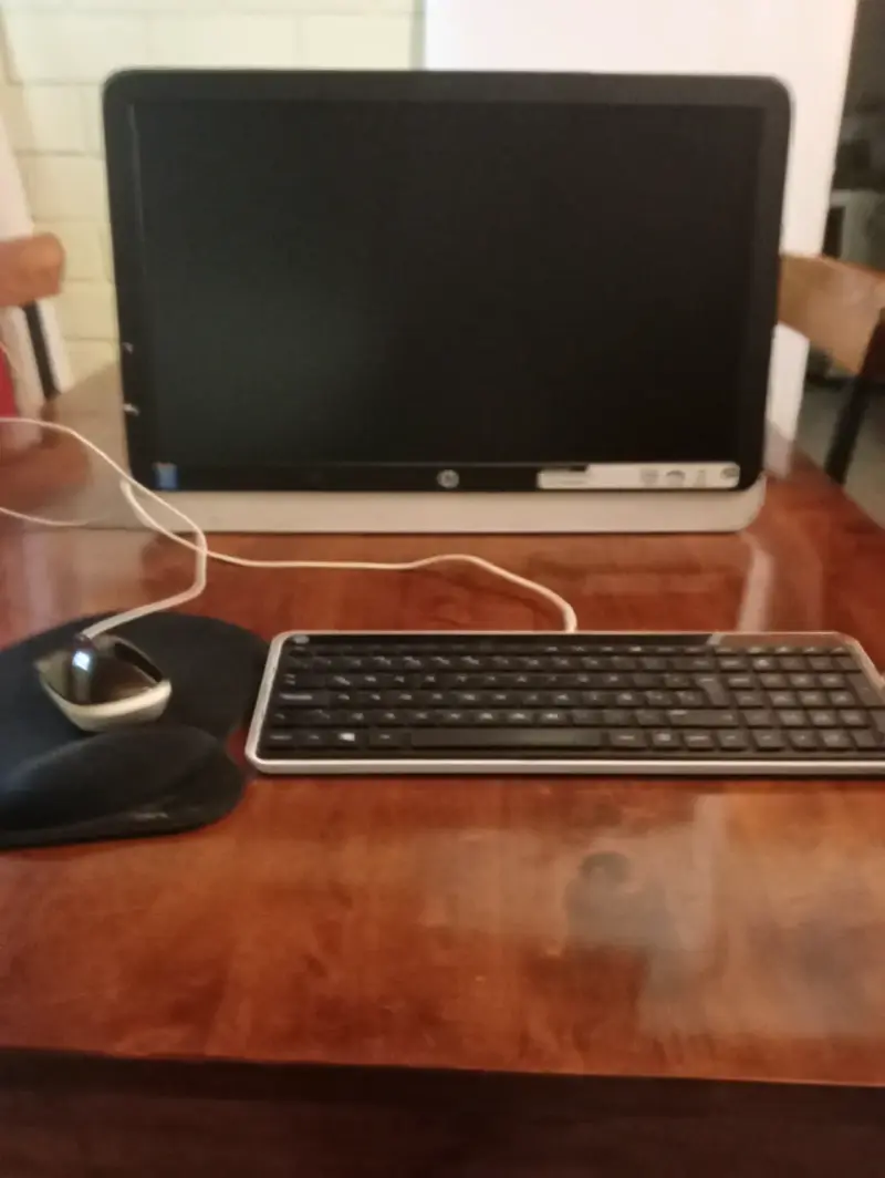 Computador All-in-One HP con teclado y mouse