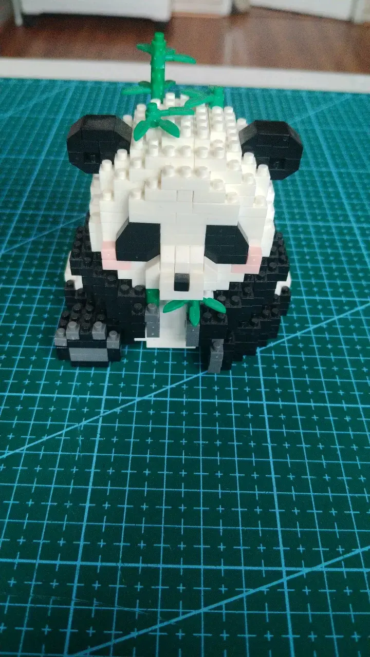 Figura de panda en bloques de construcción - 1