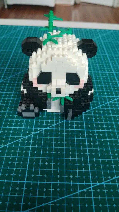 Figura de panda en bloques de construcción - miniatura 1