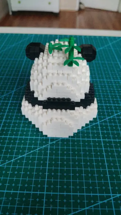 Figura de panda en bloques de construcción - miniatura 3