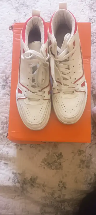 Zapatillas deportivas blancas con detalles rojos - miniatura 1